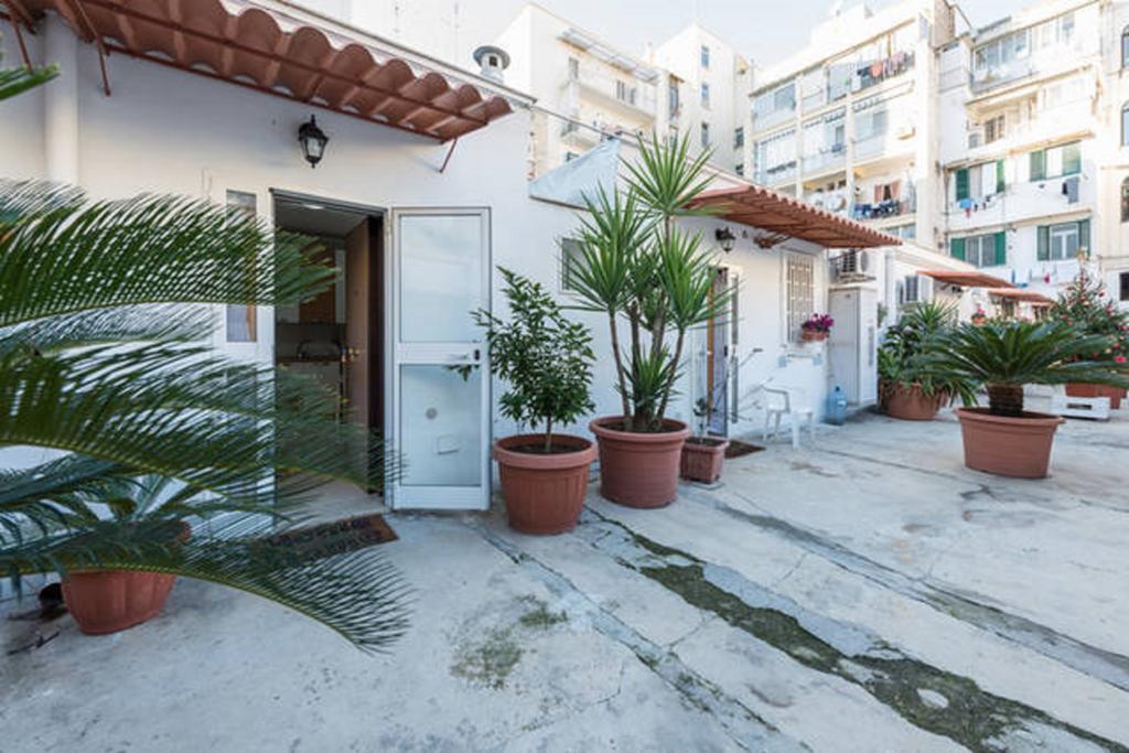 Al Cortile Apartment Бари Екстериор снимка